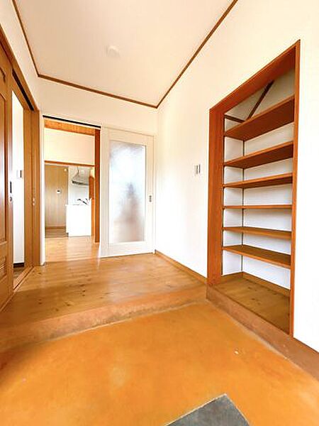 【リフォーム済】玄関です。壁、天井のクロス張替えを行いました。