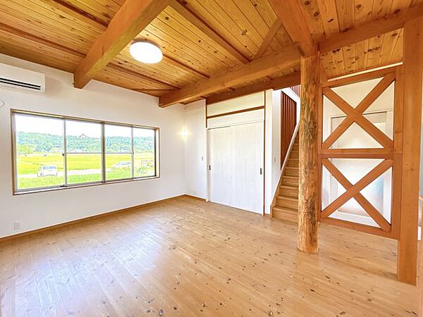 【リフォーム済】別角度から見たリビングの写真です。