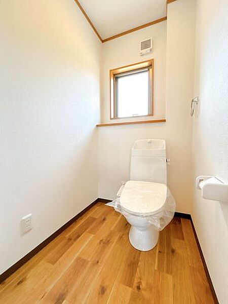 【リフォーム済】トイレはジャニス工業製の温水洗浄機能付きに新品交換しました。汚れが付きにくい加工が施してあるのでお手入れが簡単です。直接肌に触れるトイレは新品が嬉しいですよね。