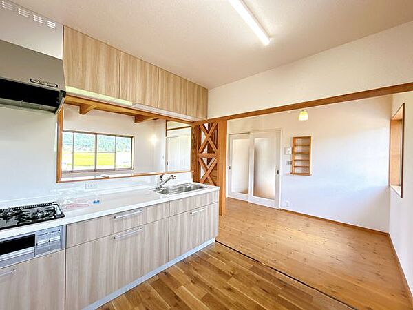【リフォーム済】リビングです。クロスの張替え、照明交換を行いました。