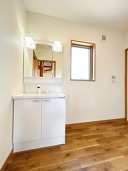 【リフォーム済】洗面化粧台はハウステック製の新品に交換しました。三面鏡の裏側はすべて収納になっています。洗面ボウルは底が平らなので、つけ置き洗いなどの家事でも活躍します。