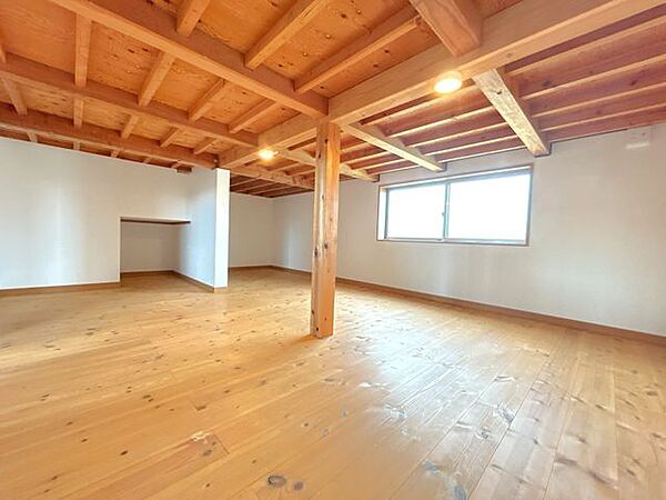【リフォーム済】8帖洋室の下にある洋室です。広々としていて、収納にも良いですね。