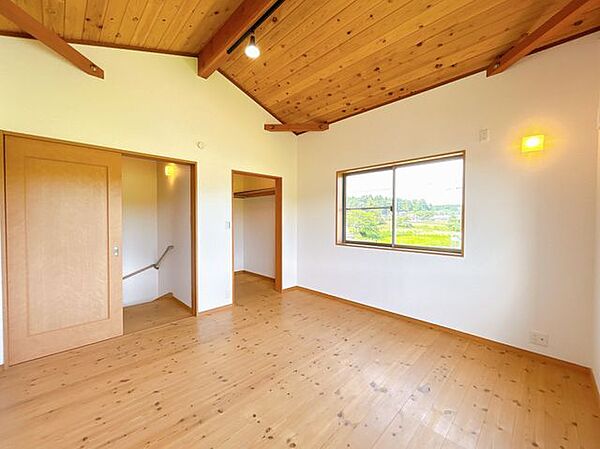 【リフォーム済】別角度から見た2階8帖洋室です。クロス張替え、照明交換を行いました。