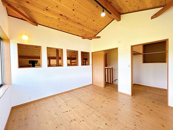 【リフォーム済】2階8帖洋室の写真です。クロス張替えと照明交換を行いました。