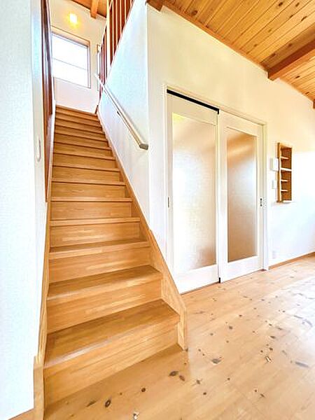 【リフォーム済】1階階段です。手すりを新設いたしました。クロス張替え、照明交換も行いました。