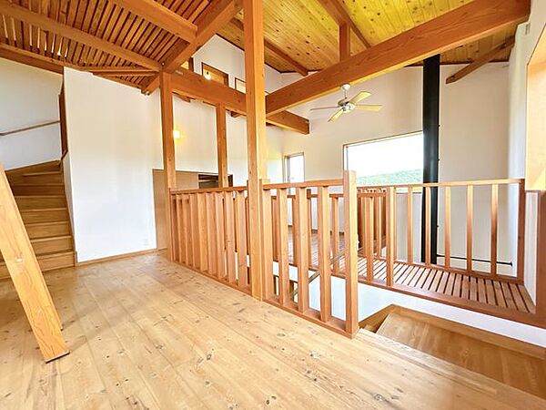 【リフォーム済】2階です。クロス張替え、照明交換を行いました。