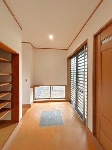 【リフォーム済】別角度から見た玄関です。壁、天井のクロスを張り替えました。