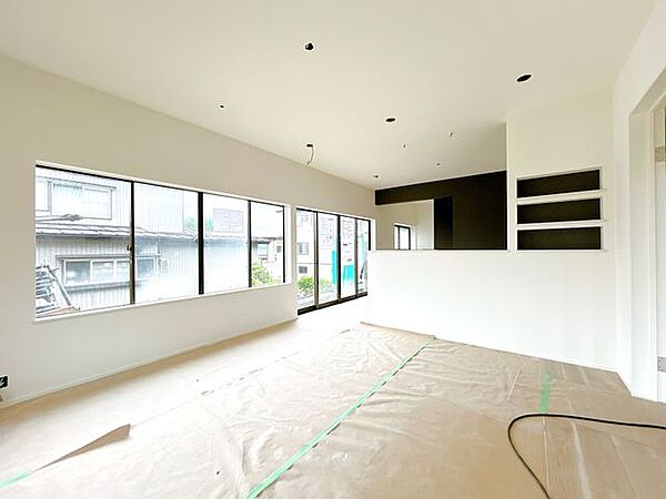 【リフォーム中】別角度から見たリビングの写真です。クロスを新しく張り替えました。