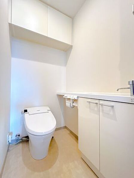 【リフォーム中】トイレのクッションフロア張替えやクロスの張替え、照明交換を行う予定です。トイレ本体はクリーニングと点検を行ってからのお引渡しとなります。