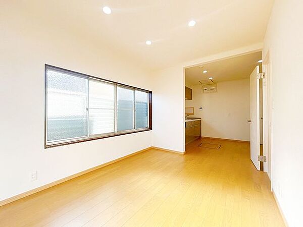 【リフォーム済】LDKは間取り変更を行いフローリング上張り、壁天井クロス張替えを行いました。南側彩光で明るいリビングです。