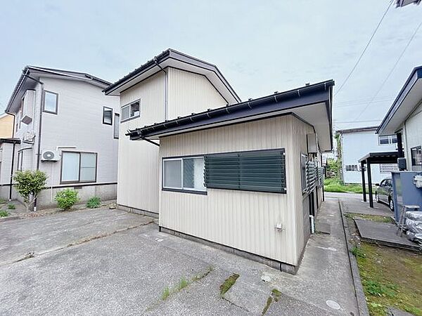 【リフォーム済】住宅裏側にはスペースがあるので、物置や趣味のスペースとしてお使いいただけます。