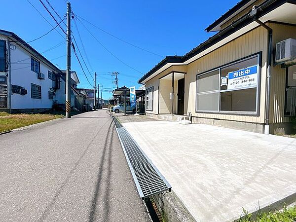【リフォーム済】車庫を解体し、駐車スペースを拡張しました。普通車は横付け、軽自動車なら並列2台の駐車が可能です。