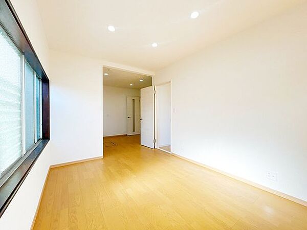 【リフォーム済】LDKリビング側の写真です。壁天井クロス張替え、照明交換、建具交換、フローリング上張りを行いました。