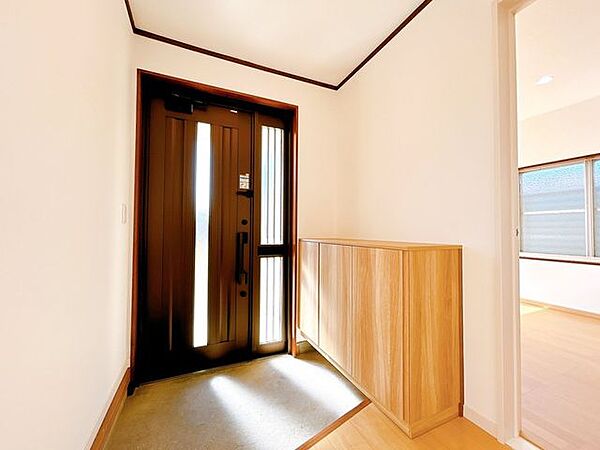 【リフォーム済】玄関ホールは壁天井クロス張替えを行いました。明るい空間が迎えてくれます。