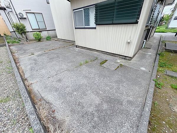 住宅裏は土間打ちされているので管理もラクラクです。
