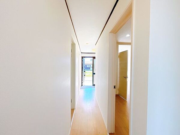 【リフォーム済】1階廊下は照明交換、壁天井クロス張替え、床のクリーニングを行いました。