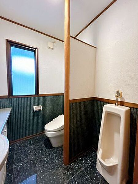 【リフォーム済】トイレはクリーニングを行いました。スペースがあり、ゆったりした空間です。車いすでも入れる広さがあります。