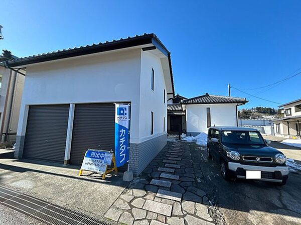 外壁は塗装を行いました。車庫付きで駐車は4台以上可能です。