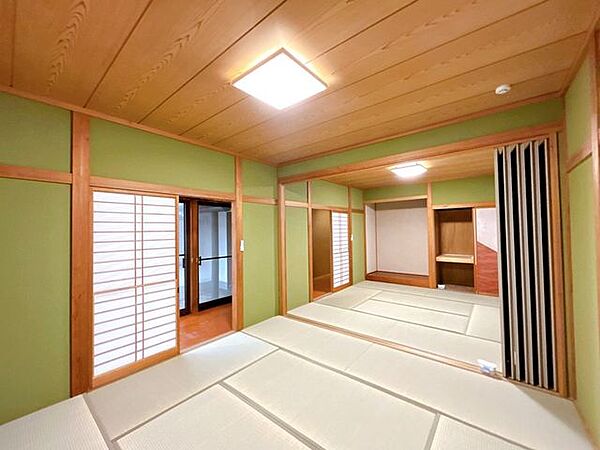 【リフォーム済】1階二間続きの和室です。畳表替えを行いました。友人や親族が来た際のゲストルームとしてもお使いいただけます。