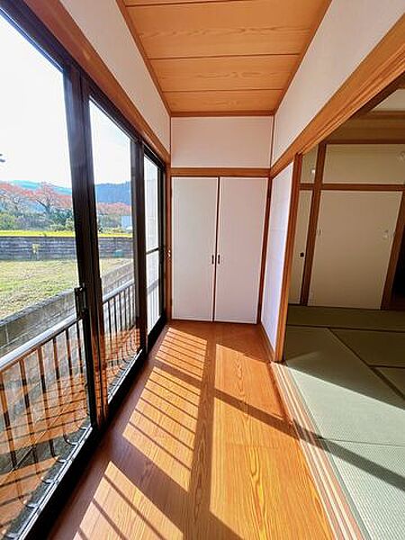 【リフォーム済】和室の広縁も素敵な雰囲気です。明るい光が入ってきます。クロス交換やクリーニングを行っています。