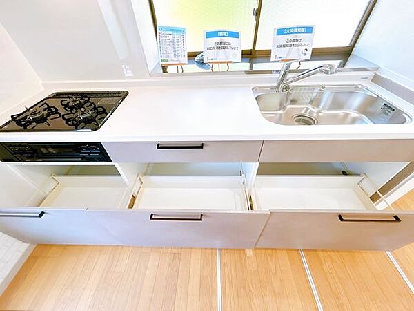 キッチン収納は大容量で一升瓶も収納可能です。