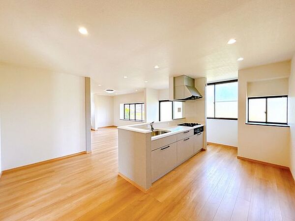 価格には消費税、リフォーム費用を含みます。自社物件につき随時ご案内可能。内覧希望の方はお電話ください。