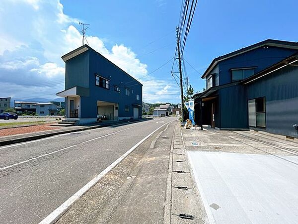 前面道路は幅員6.6ｍあります。