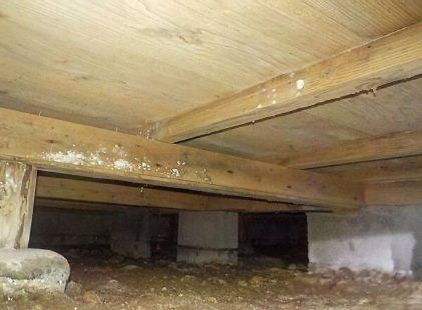 中古住宅の3大リスクである、雨漏り、主要構造部分の欠陥や腐食、給排水管の漏水や故障を2年間保証します。その前提で床下まで確認の上でリフォームし、シロアリの被害調査と防除工事もおこないます。