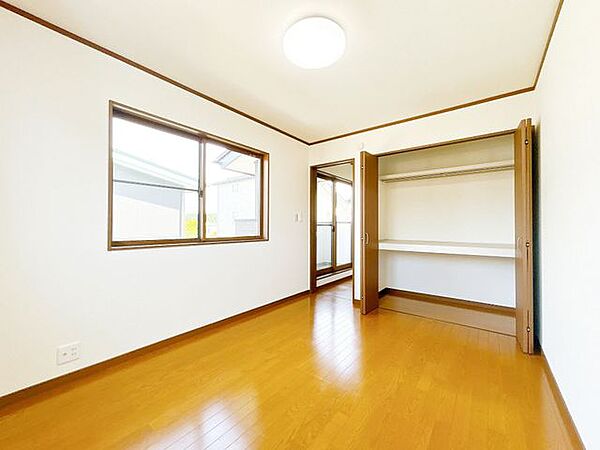 【リフォーム済】二階東側洋室です。クロス張替え、照明交換いたしました。お子様部屋としていかがでしょうか。