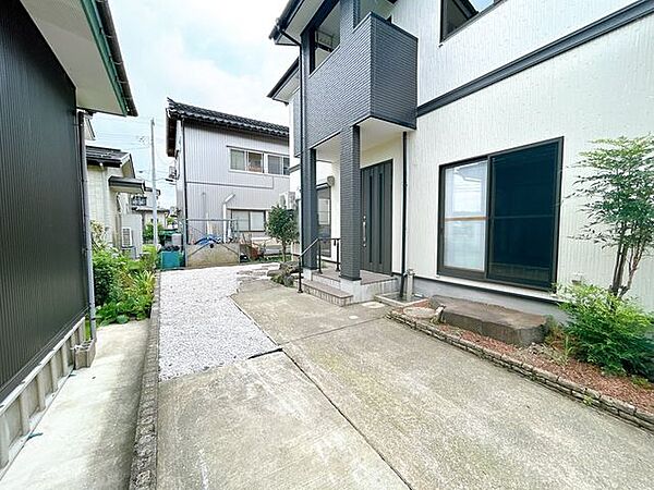 砂利敷をいたしました。草も生えずお手入れも楽です。