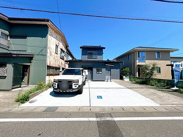 現地駐車場の様子です。並列で3台駐車可能です。
