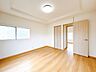 室内：【リフォーム済】二階7.5帖洋室になるお部屋です。こちらも床はフローリング重ね張り、壁天井はクロス張替え、照明交換等いたしました。