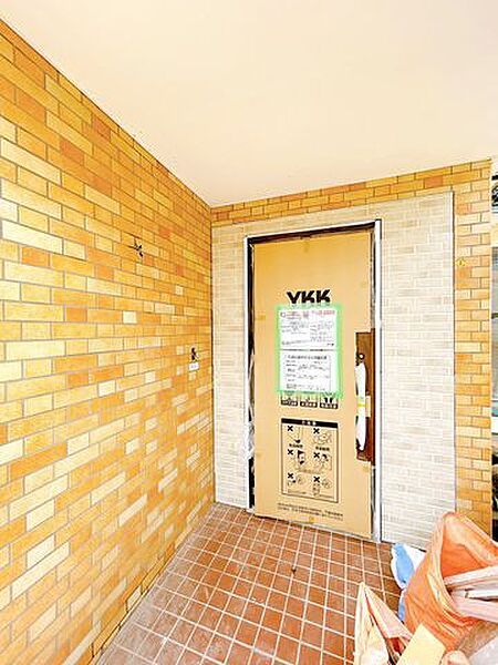【リフォーム中】玄関（外観）の様子です。玄関ドアは交換いたします。