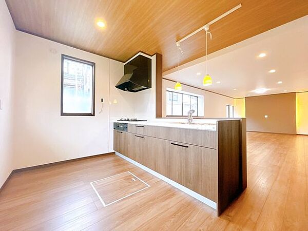 【リフォーム済】1階リビングの様子です。約27帖のLDKになります。床はフローリング重ね張り、壁天井はクロス仕上げです。