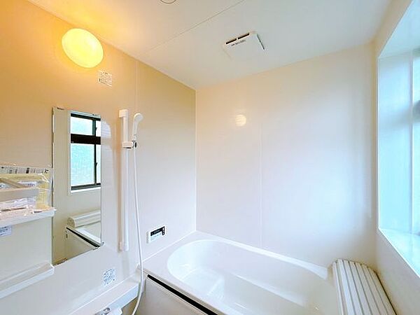 ユニットバスは新品に交換しました。浴槽は大人も足を伸ばしてゆったり浸かれる広さです。