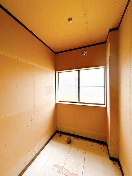 【リフォーム済】1階トイレの様子です。洗面所を広くするため納戸の位置にトイレをもってきて間取り変更を行います。