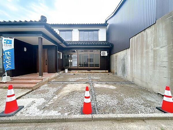 【リフォーム中】駐車場は拡張し、2台駐車可能です。