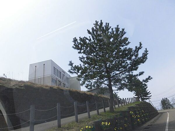 柿崎中学校まで約1.6Km（徒歩20分）です。 1600m