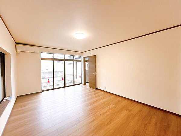 【リフォーム済】1階8帖和室から洋室約12帖洋室に変更します。フローリング重ね張り、壁天井はクロス仕上げです。