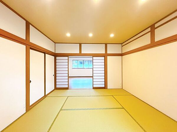 【リフォーム済】1階8帖和室の様子です。畳表替え、壁天井はクロス仕上げです。