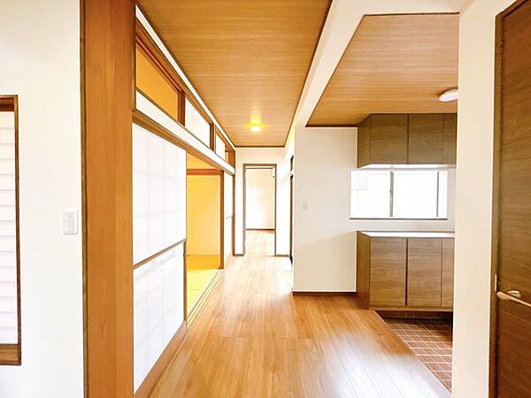 【リフォーム済】1階廊下の様子です。フローリング重ね張り、壁天井はクロス仕上げです。