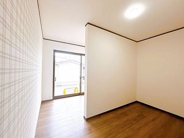 【リフォーム済】1階8帖洋室の様子です。こちらは部屋中央に壁を作成し、ランドリールームになります。物置としても使えますので物の置き場にも困りませんね。