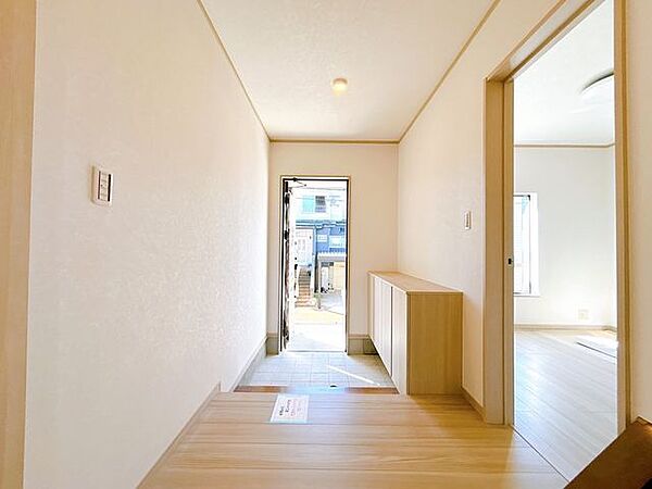 【リフォーム中】玄関内部の様子です。クロスの張替えを行います。