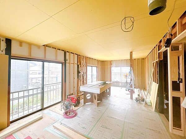 【リフォーム中】LDKは建具交換、照明交換、フローリング重ね張り等を行います。
