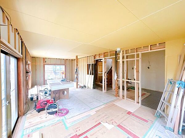 【リフォーム中】LDKは建具交換、照明交換、フローリング重ね張り等を行います。南側採光で明るいリビングです。