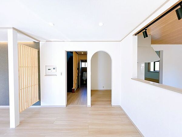 【リフォーム中】LDKは建具交換、照明交換、フローリング重ね張り等を行います。南側採光で明るいリビングです。