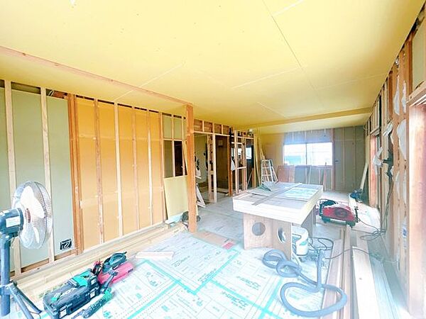 【リフォーム中】LDKは建具交換、照明交換、フローリング重ね張り等を行います。南側彩光で明るいリビングです。