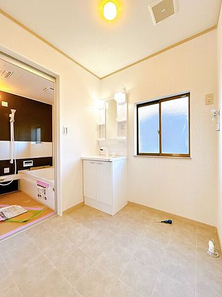 【同仕様画像】洗面化粧台は三面鏡タイプを採用しました。朝の支度がしやすく、見た目もすっきりします。