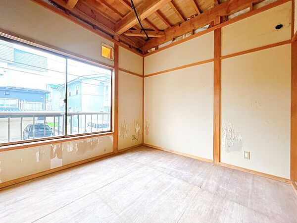 【リフォーム中】1階洋室の様子です。建具交換、照明交換、フローリング重ね張り等を行います。