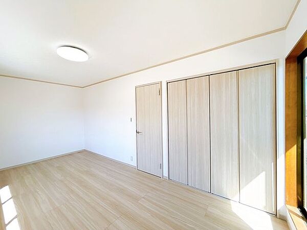 【リフォーム中】2階洋室の様子です。建具交換、照明交換、フローリング重ね張り等を行います。